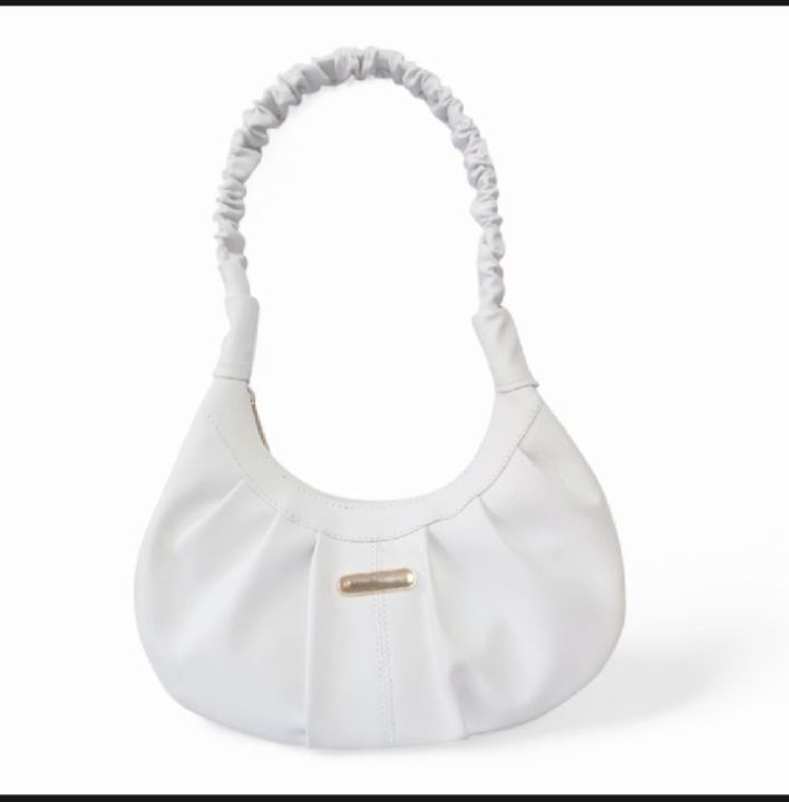 Moon%20Bag/Elegant%20Black%20Shoulder%20Bag%20with%20Golden%20Accents%20-%20Image%206