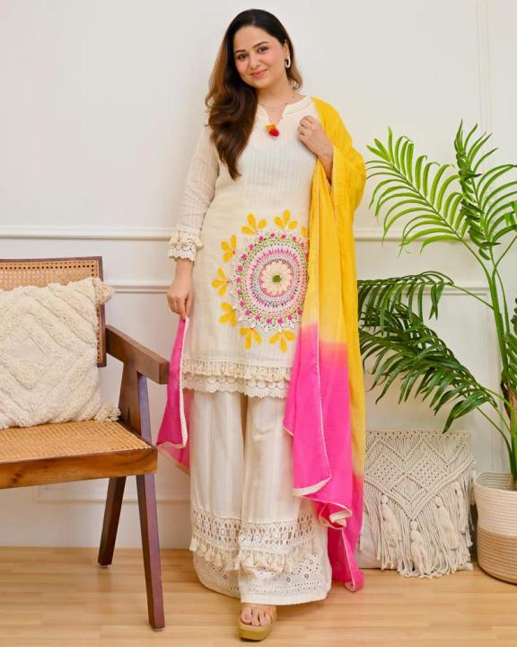 Women%E2%80%99s%20Pure%20Cotton%20Schiffli%20&%20Lino%20Kurti%20Pant%20with%20Lahariya%20Dupatta%20Set%20By%20Sapnaaz%20Fashion%20-%20Image%203