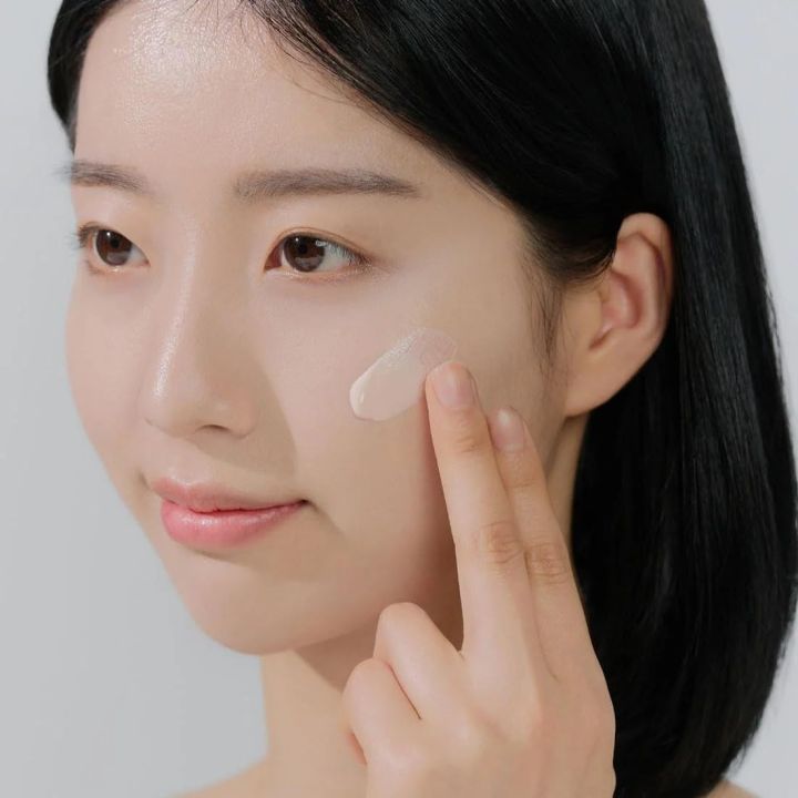 SKIN1004%20Madagascar%20Centella%20Tone%20Brightening%20Tone-Up%20Sunscreen%20SPF%2050+%20PA++++%20(50ml)%20-%20Image%204