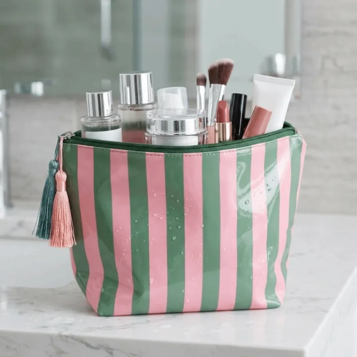 Waterproof%20Portable%20Fringed%20Travel%20Toiletry%20Bag%20Cute%20Design%20Zipper%20Closure%20PVC%20Striped%20Cosmetic%20Bag%20Large%20Capacity%20Glossy%20Makeup%20Brush%20Bag%20Wash%20Storage%20-%20Image%207