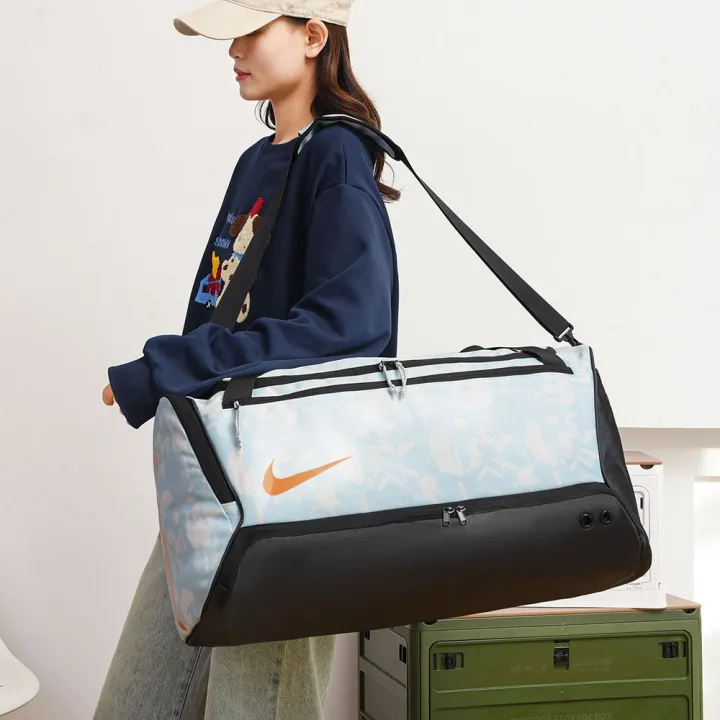 Hoops%20Elite%20Pro%20Sports%20Duffel%20Bag%20%E2%80%93%20Large%20Gym,%20Travel%20&%20Basketball%20Gear%20Carry%20Bag%20-%20Image%202