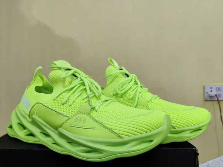 Mesh%20Neon%20Lightweight%20Sports%20Shoes%20For%20Men%20-%20Image%202