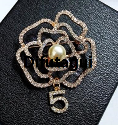 Difutagui%20Fashion%20brooches%20with%20cute%20thing%20small%20pin%20jacket%20sweater%20pin%20Original%20cardigan%20vintage%20pearl%20accessory%20with%20mini%20bag%20bottle%20brooch%20-%20Image%205