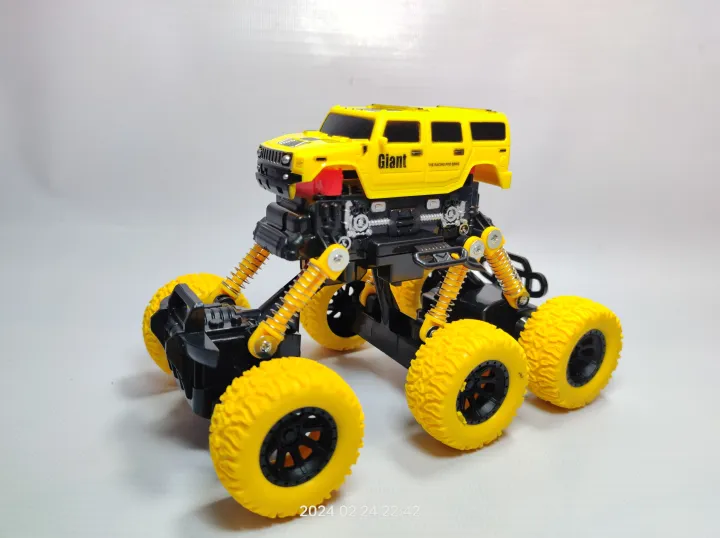 Remote%20Control%20Offroad%206%20Wheel%20Metal%20Body%20Roof%20Vehicle%20With%206%20X%20Suspension%20-%20Image%203
