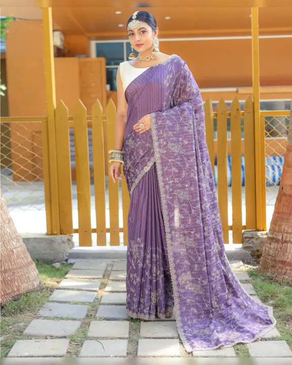 Elegant%20Pure%20Soft%20Silk%20Saree%20with%20Floral%20Thread%20Handwork%20&%20Designer%20Cutwork%20Border%20By%20Sapnaaz%20Fashion%20-%20Image%202