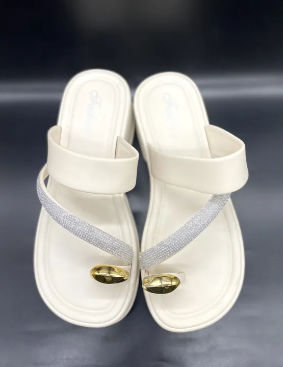 Premium%20Quality%20Slippers%20for%20girls%20-%20Image%204