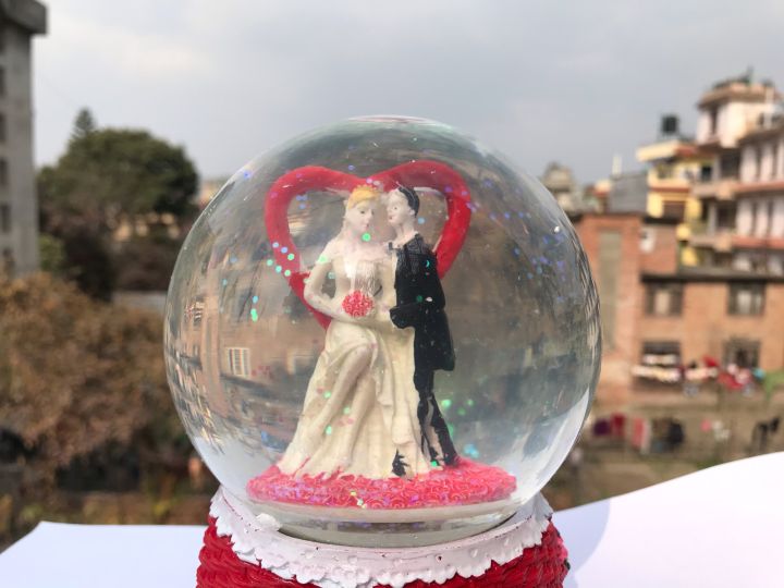Red%20Colored%20Bride%20And%20Groom%20Love%20Couple%20Design%20Water%20Globe/Showpiece/Water%20Ball/Glitter%20For%20Valentine%20-%20Image%203