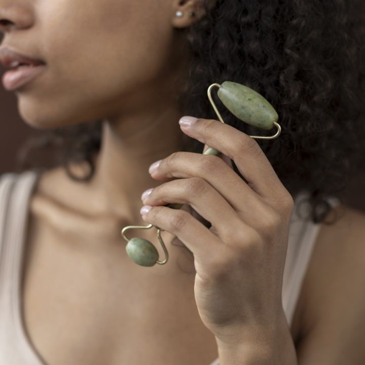 Moonwake%20Jade%20Roller%20-%20Face%20Roller%20-%20Facial%20Massager%20-%20Image%202