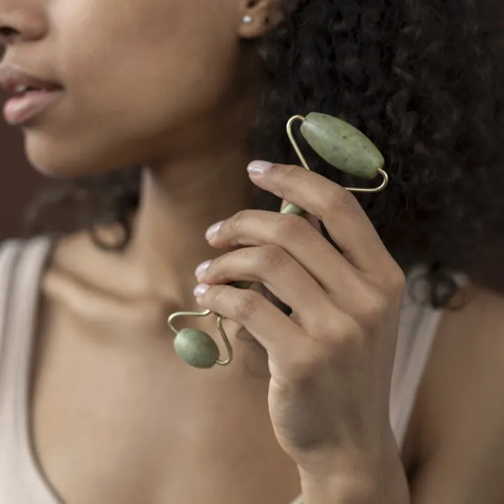 Moonwake%20Jade%20Roller%20-%20Face%20Roller%20-%20Facial%20Massager%20-%20Image%202
