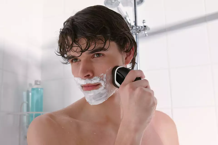 Philips%20AquaTouch%20AT610/14%20Men's%20Shaver%20(Black)%20-%20Image%207