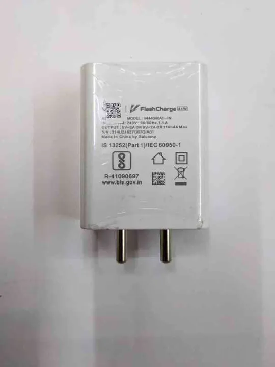 Vivo%2044W%20Super%20Fast%20Charging%20Wall%20Charger%20with%20Type-C%20Data%20Cable%20-%20Image%204