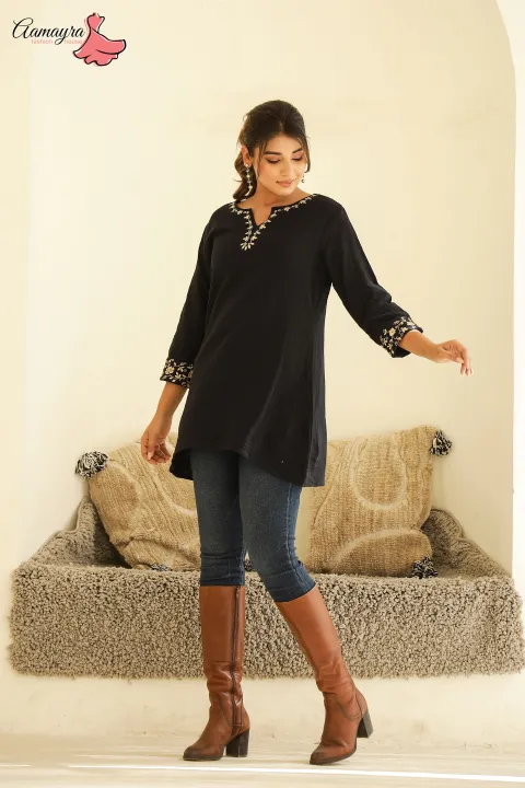 Aamayra%20Fashion%20House%20Black%20Coloured%20Short%20Kurti%20For%20Women%20-%20Image%204