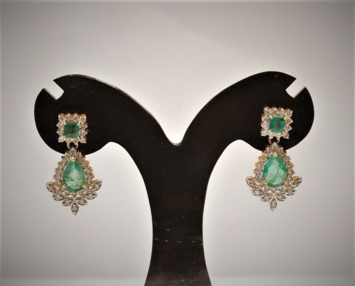 Diamond%20Earing%20with%20Emerald%20-%20Image%204