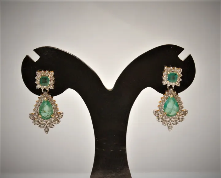 Diamond%20Earing%20with%20Emerald%20-%20Image%204