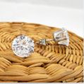 【Good sharing!】Sales of Korean version of six-claw flash diamond naked diamond dazzling white titanium steel earrings men's and women's jewelry does not fade. 