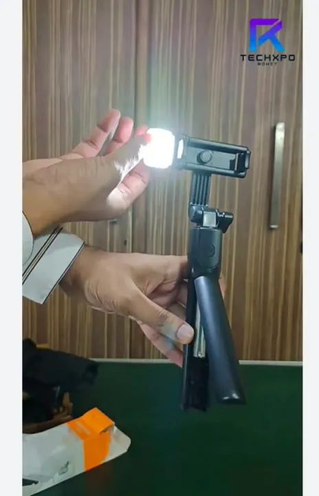 R1S/R1%20Bluetooth%20Extendable%20selfie%20stick%20with%20LED%20lights%20wireless%20Remote%20And%20Tripad%20Stand%20-%20Image%207