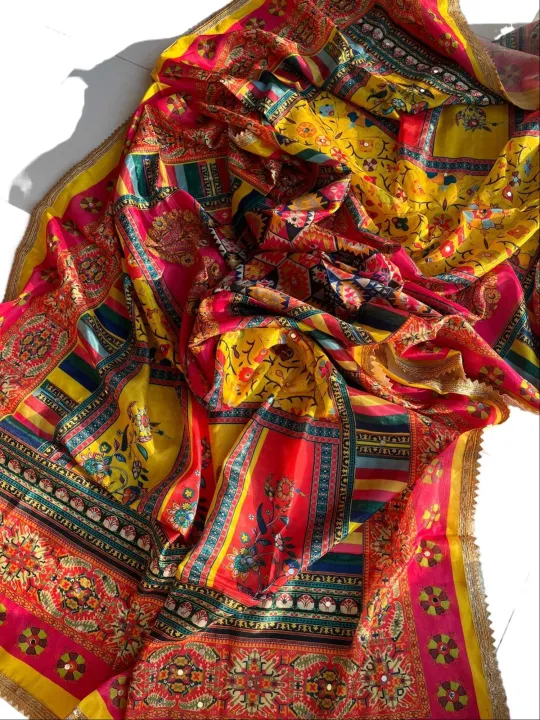 Rajasthani%20Silk%20Mirror%20Work%20Shawl%20For%20Women%20-%20Image%204