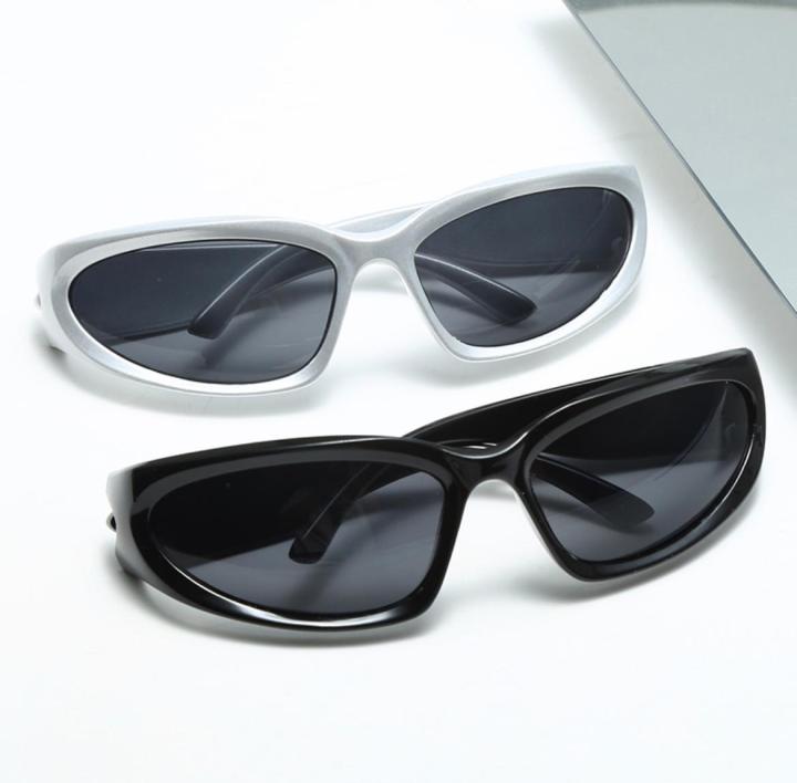 Silver%20Unisex%20Y2K%20Sunglasses%20For%20Men%20And%20Women%20-%20Image%203