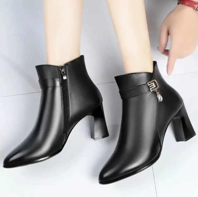 Fashion%20Ankle%20Boots%20Women's%20Black%20Pointed%20Toe%20High%20Heels%20Autumn%20and%20Winter%20Chunky%20Heels%20Rhinestone%20Leather%20Boots%20Bota%20Feminina%20-%20Image%203