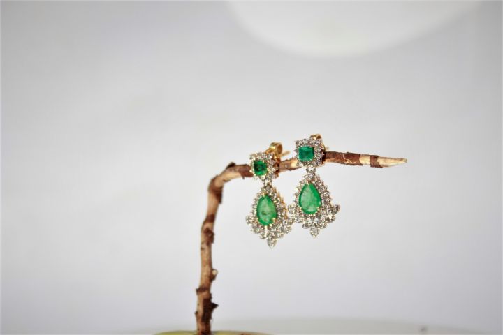 Diamond%20Earing%20with%20Emerald%20-%20Image%207