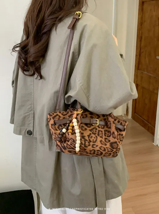 Pebbles%20Nepal%20%7C%20Classic%2090s%20Minimalist%20Shoulder%20Bag%20%7C%20Aesthetic%20Small%20Side%20Bag%20with%20Silk%20Scarf%20&%20Plushie%20Charm%20%7C%20Retro%20Baguette%20Handbag%20for%20Women%20-%20Image%207