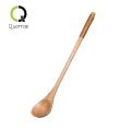 Stir the juice with a high temperature resistant Quorrae wooden spoon and honey spoon. 