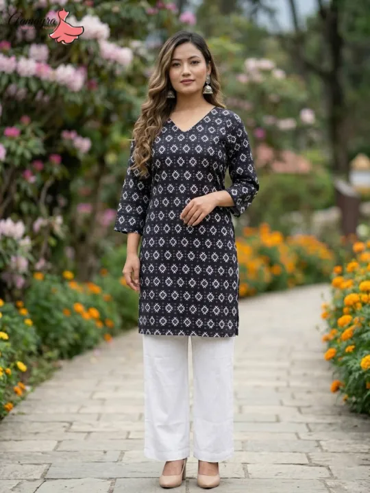 Aamayra%20Fashion%20House%20Black%20Coloured%20Printed%20Short%20Kurti%20For%20Women%20-%20Image%202