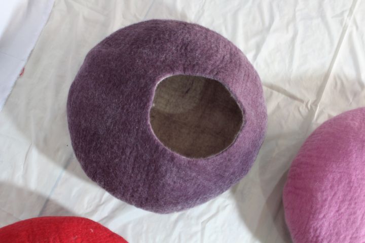 "Woolen%20Haven:%20Handcrafted%20Felt%20Cat%20House"%20-%20Image%204