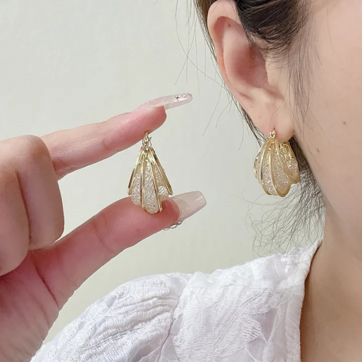 European%20and%20American%20super%20flash%20mesh%20crushed%20stone%20U-shaped%20earrings,%20high-end%20fashion%20temperament,%20celebrity%20style,%20light%20luxury,%20exaggerated%20earrings%20-%20Image%203