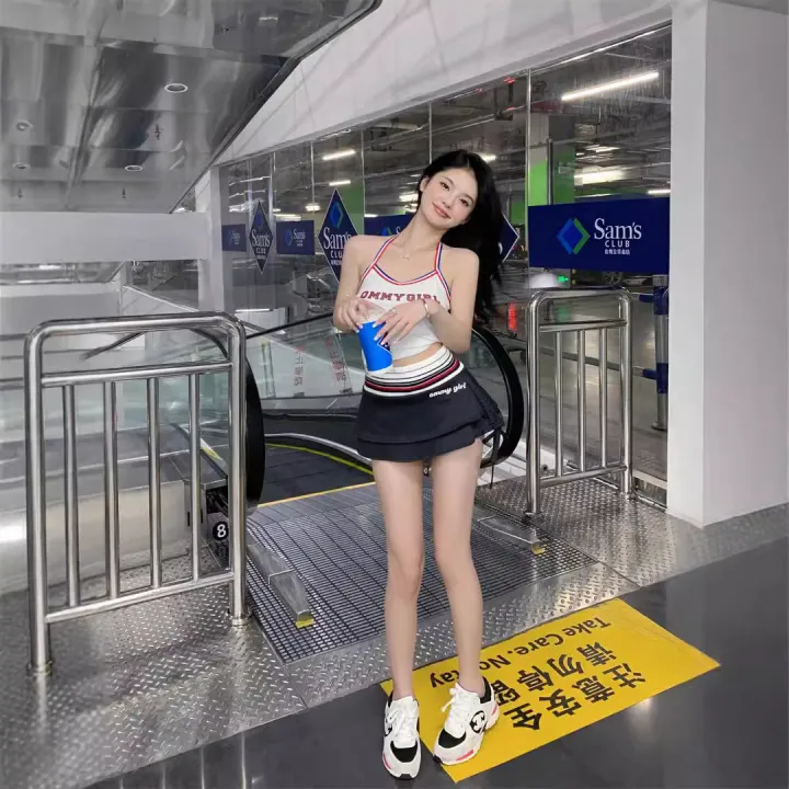 Sweet%20and%20cool%20babes,%20cute%20teenage%20girls,%20halterneck%20camisoles,%20camisole%20layered%20with%20low-waisted%20miniskirts,%20suits,%20slimming%20skirts%20-%20Image%202