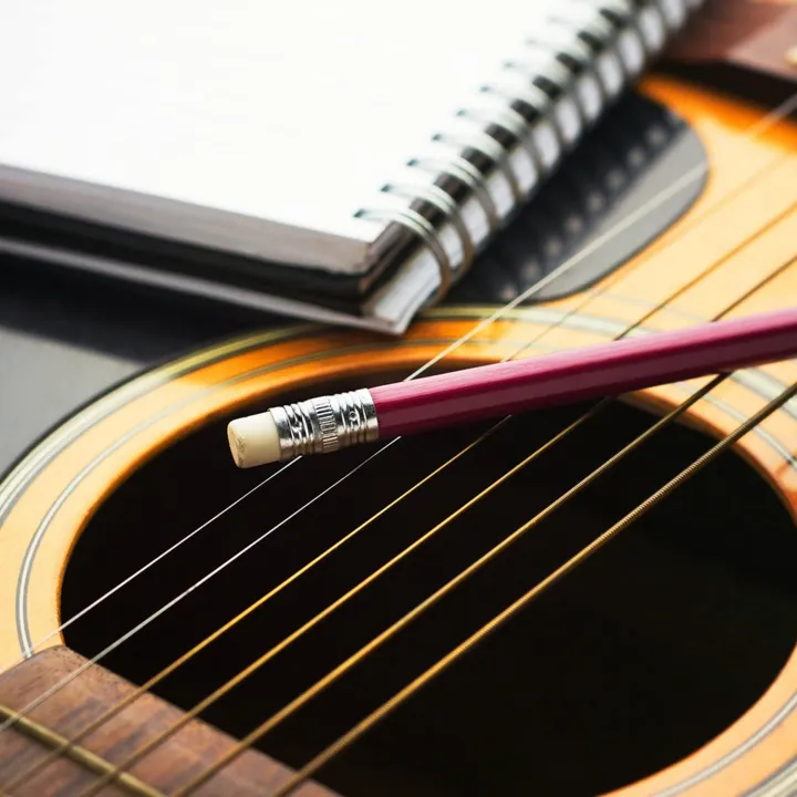 SRIWEN%201%20Pcs%20Quick%20Change%20Folk%20Acoustic%20Electric%20Guitar%20Trigger%20Capo%20Key%20Clamp%20&%202%20Sets%20Guitar%20Strings%20Replacement%20Steel%20String%20-%20Image%208