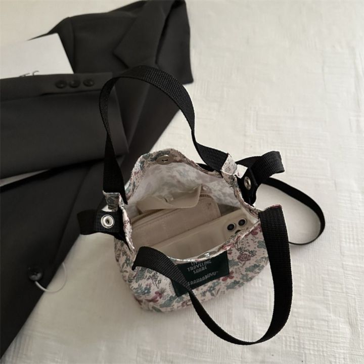 Retro%20Nylon%20Shoulder%20Bag%20Flower%20Pattern%20Comfortable%20Bucket%20Bag%20Large%20Capacity%20Portable%20Tote%20Bag%20-%20Image%204