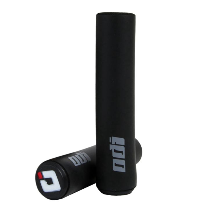 ZOROOM%20Odi%202%20Pair%20Bicycle%20Grip%20Silicone%20Handlebar%20Grips%20Shock-Absorbing%20Soft%20Mountain%20Bicycle%20Grip%20-%20Red%20&%20Black%20-%20Image%202