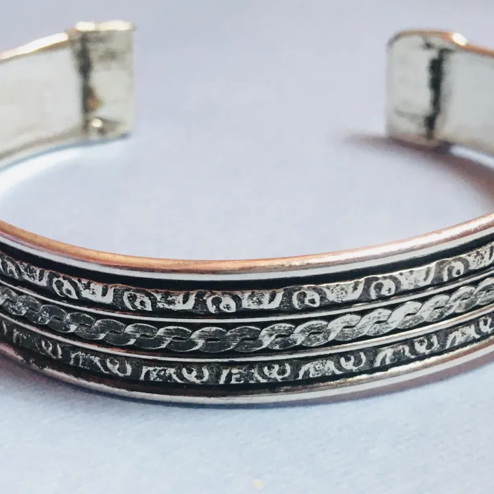 Simple%20Metal%20Bracelet.%20Adjustable%20Unisex%20Bracelet%20-%20Image%204