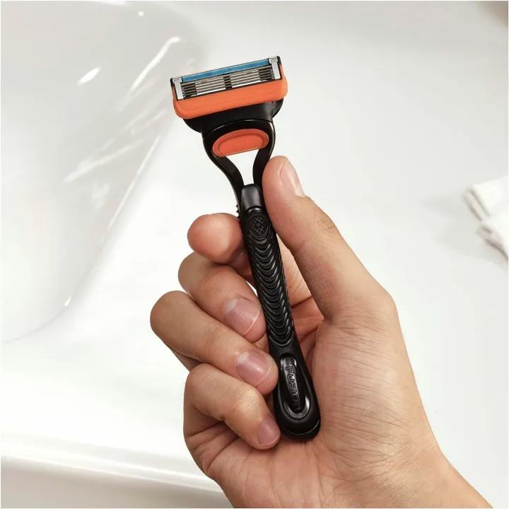 Gillette%20Fusion%20Manual%20Razor%20Handle%20with%20Blade%20-%20Image%203