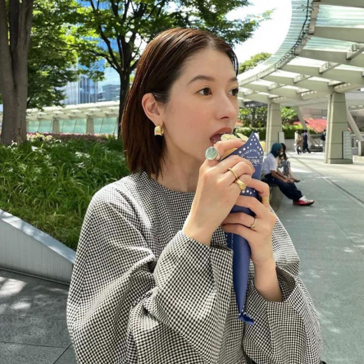 %E3%80%90New%20arrival%E3%80%91Matsumoto%20Huinai%20Same%20Style%20C-%20Shaped%20Wide%20Face%20Earrings%20Ins%20Niche%20Design%20Irregular%20High-end%20Sense%20Metal%20Hoop%20Earrings%20for%20Women%20-%20Image%204