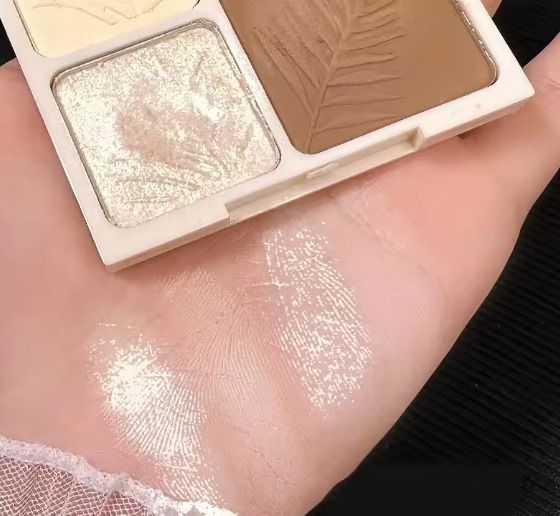 4-in-1%20Contour%20&%20Highlight%20Palette%20%E2%80%93%20Illuminate%20Shimmer%20Powder,%20Matte%20Face%20Shadow%20&%20Glitter%20Glow%20%7C%20Long-Lasting%20Makeup%20Essential%20-%20Image%202