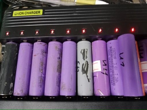 LED%20Display%20Smart%20Battery%20Charger%20for%20AA/AAA%20NiMH%20Lithium%20Rechargeable%20Batteries%20-%20Image%202