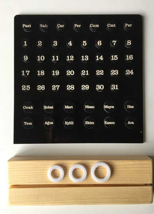Desk%20Calendar%20with%20Wooden%20Base%20-%20Image%204
