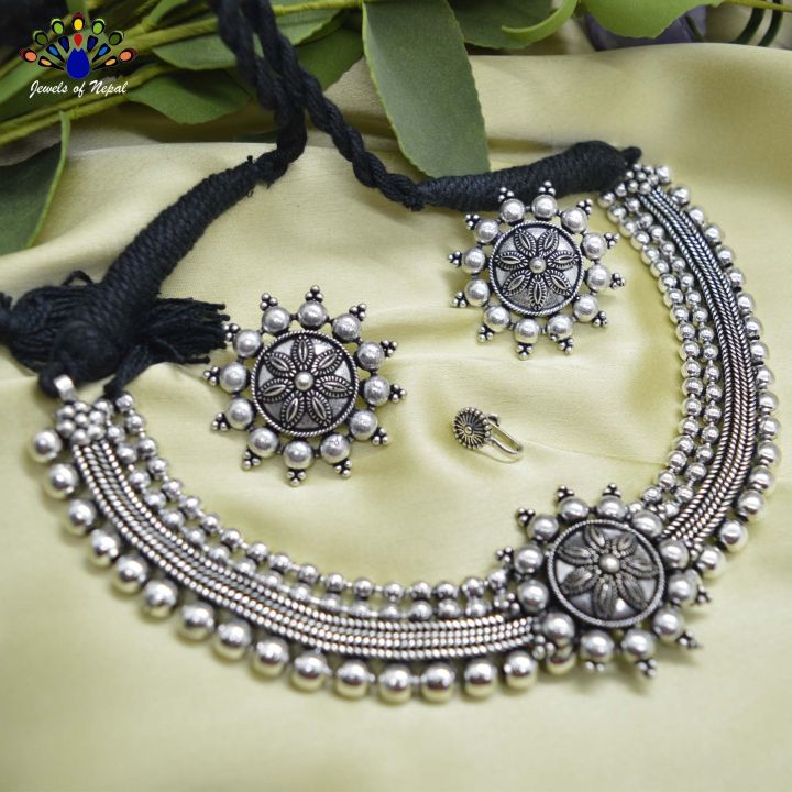 Silver%20Oxidized%20Floral%20Tribal%20Designed%20Choker%20Necklace%20Set%20by%20Jewels%20of%20Nepal%20-%20Image%203