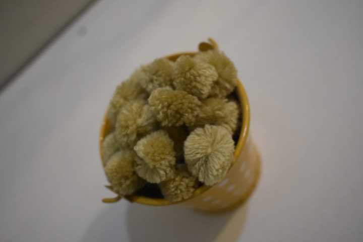 pom%20poms-2%20cm%20size%20-%20Image%207