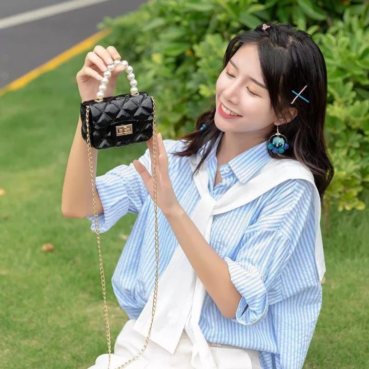 Girls%20Pearl%20Handle%20Mini%20Size%20Fiber%20Crossbody%20Bags%20-%20Image%204