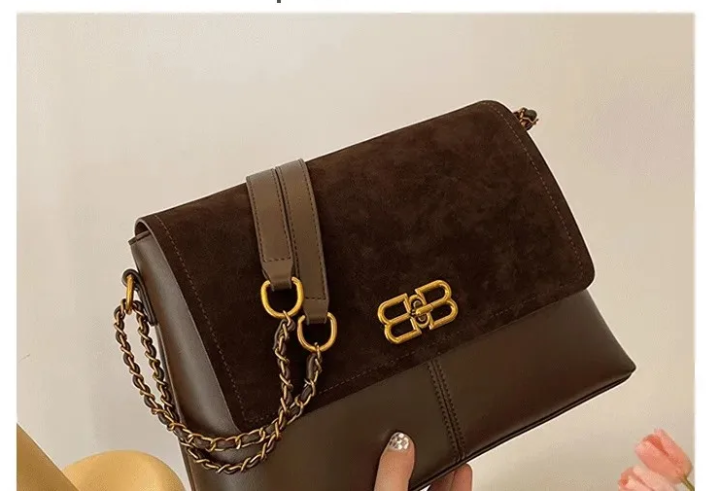 Elegant%20Black%20Suede%20and%20Leather%20Shoulder%20Bag%20for%20Women%20%E2%80%93%20Gold%20Chain%20Strap,%20Vintage%20Clasp%20Closure,%20Luxe%20Texture,%20Spacious%20Design%20%E2%80%93%20Perfect%20for%20Office,%20Travel,%20Brunch,%20or%20Evening%20Occasions.%20-%20Image%202