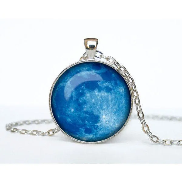 MOON%20NECKLACE%20GLOW%20IN%20DARK%20-%20Image%204