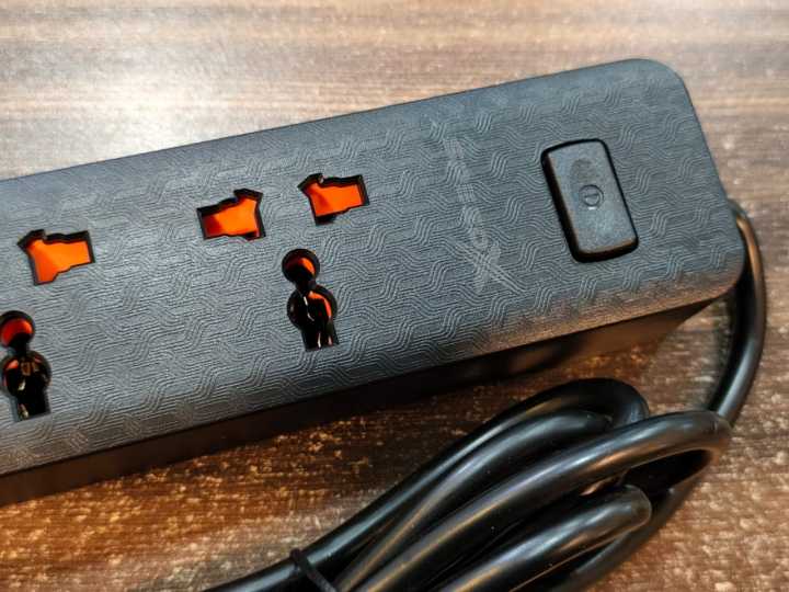 SpeedX%20403PUC%20Power%20Strip%20Multi%20Power%20Plug%20Extension%20Board%20with%203%20USB%20Ports%20+%204%20Sockets%20Universal%20Travel%20Charging%20Adapter%20-%20Image%205