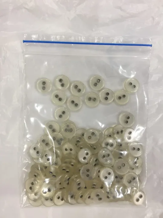 2-hole%20100-piece%20transparent%20buttons%20pack%20-%20Image%202