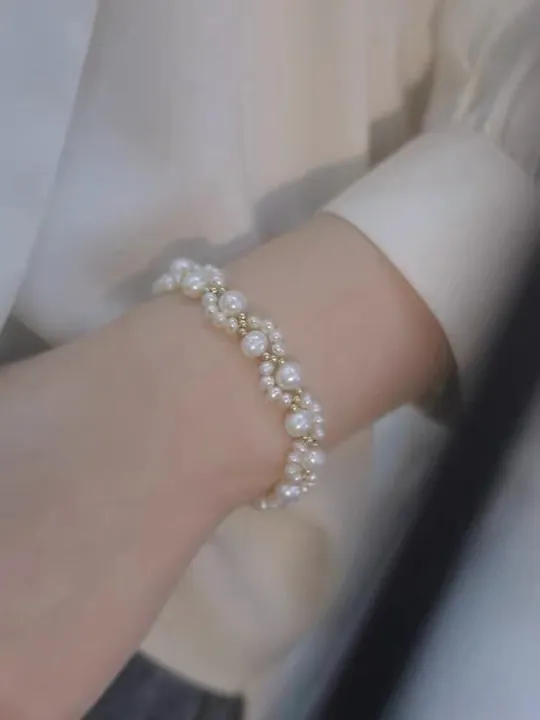 New%20Trendy%20%20Bracelet%20For%20Girls%20And%20Women%20New%20Fashioned%20%20Bracelet%20Best%20For%20Gifts%20Golden%20Bracelet%20-%20Image%204