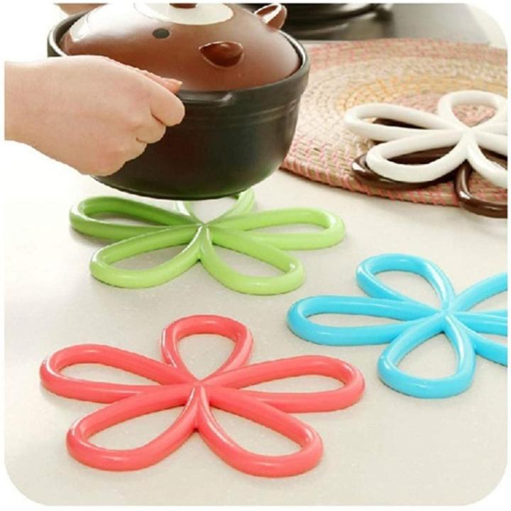 Safdar Mart- 1 Pc Kitchen Table Mat Anti Slip Silicone Plum Blossom Shape Dining Table Pot Pad Heat Proof Heat Insulation Placemat (Multicolor)