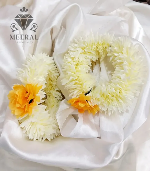 Stylish%20Artificial%20Flower%20Hand%20Gajry%20Bangle%20Pair%20for%20Girls%20and%20Woman%20-%20Mehndi%20Style%20-%20Image%203