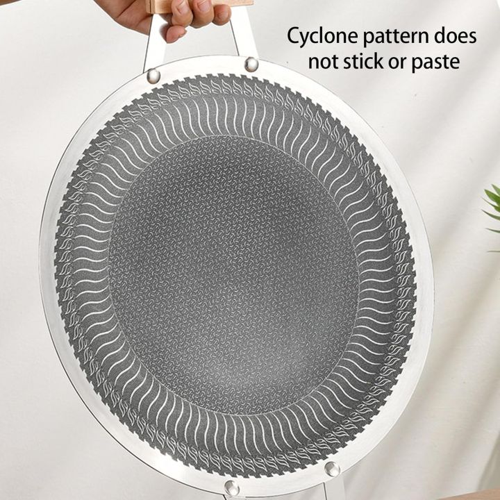 Korean%20BBQ%20Grill%20Pan%20with%20Stainless%20Steel%20Non%20Stick%20Material%203%20Layer%20Composite%20Structure%20Sturdy%20Heatproof%20Fast%20Heating%20Round%20BBQ%20Griddle%20Pan%20-%20Image%202